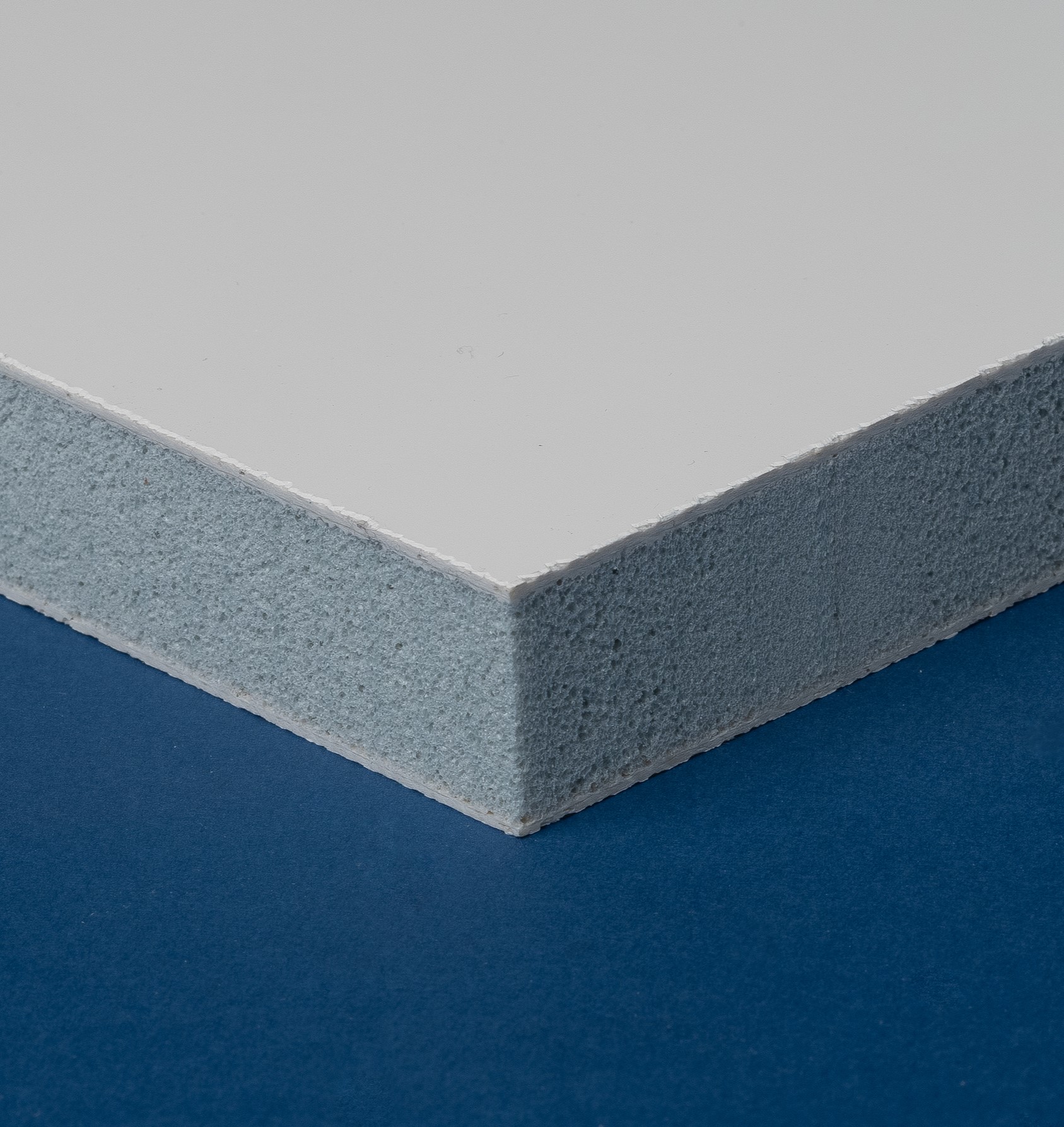 Lightweight foam sandwich panel